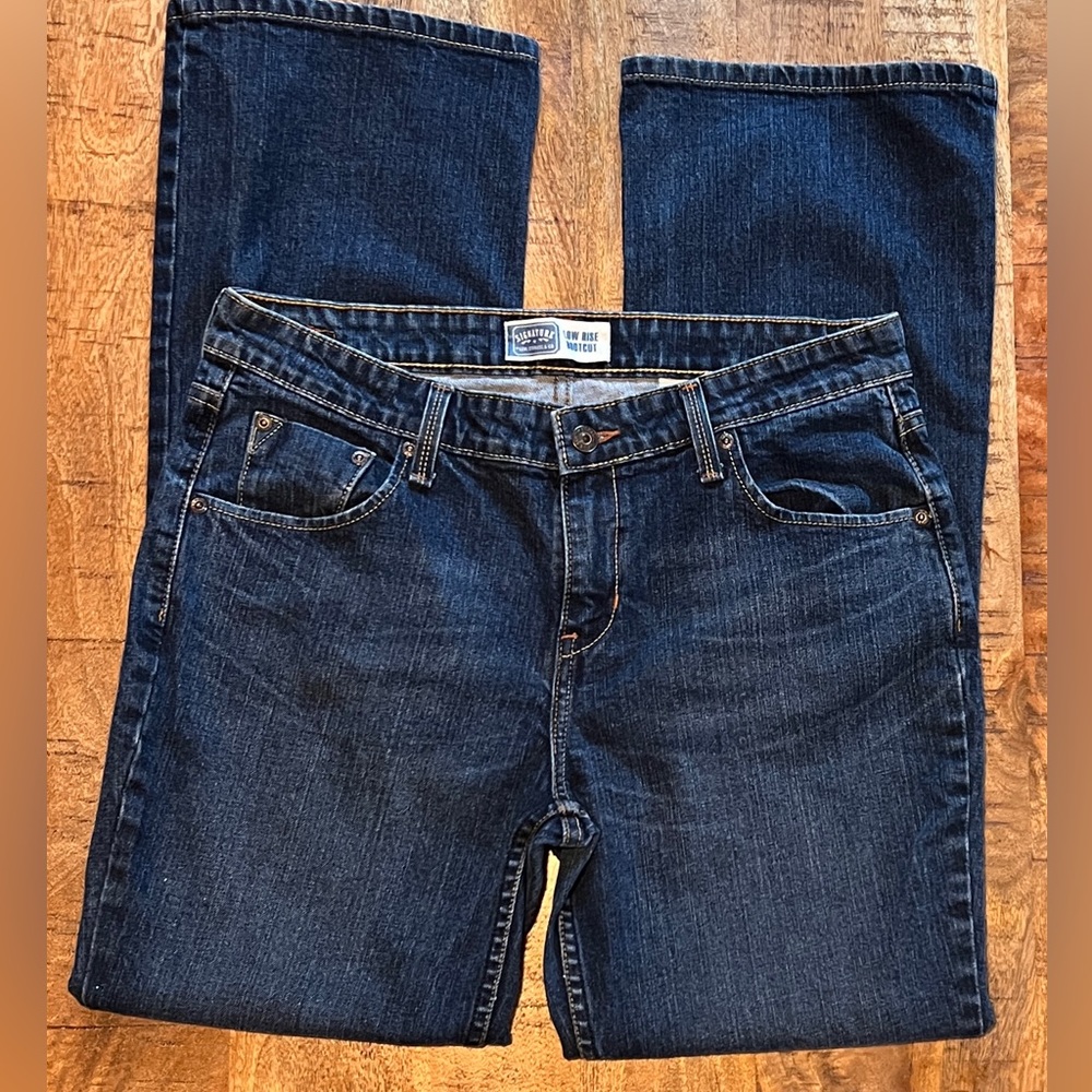LIKE NEW! Sig Levi’s Low Rise Boot Cut Women’s Sz 12M Dark Blue Jeans